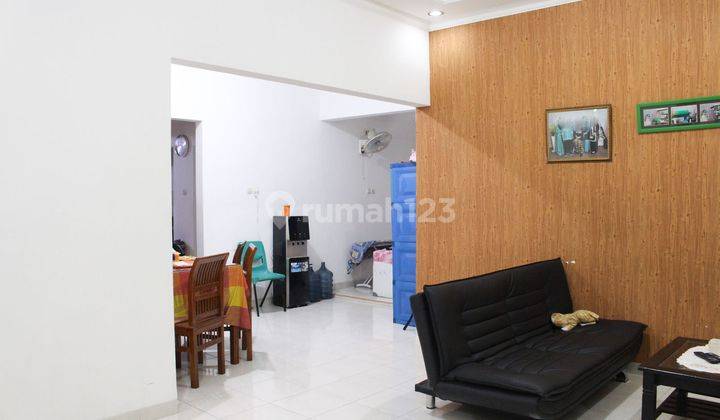 ruang tamu rumah 5 kamar tidur hadap