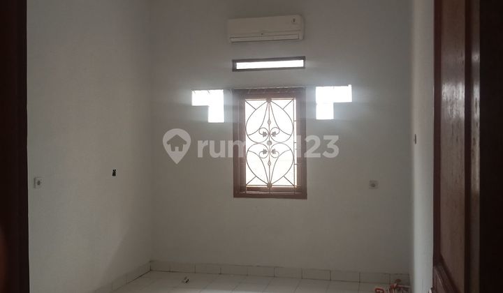 North-Facing House, 9 Minutes to Cilebut Station, Ready for Mortgage J-38632