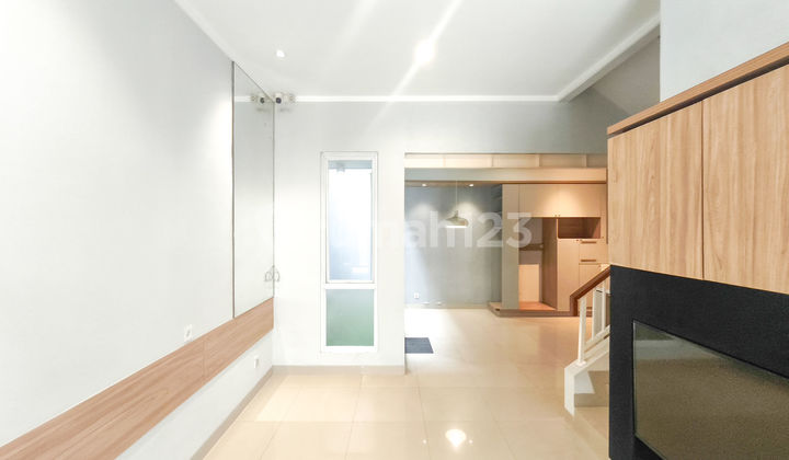 A house 15 minutes from the Serpong Toll Gate, facing South, with KPR J-37922 assistance. 2