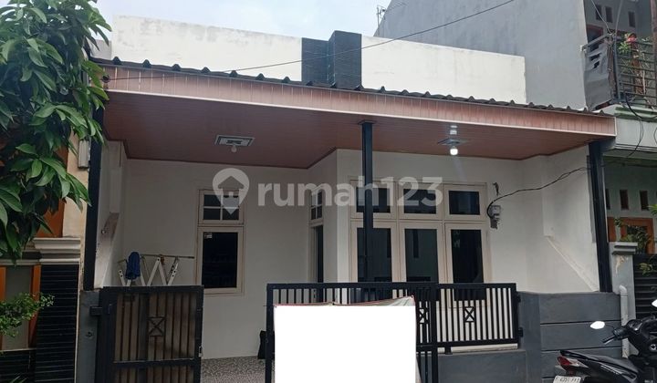 Well-Maintained House with SHM Title, 15 Minutes to Bekasi Station, 60m² Land, Flood-Free J35780 Well-Maintained House with SHM Title, 15 Minutes to Bekasi Station, 60m² Land, Flood-Free J35780