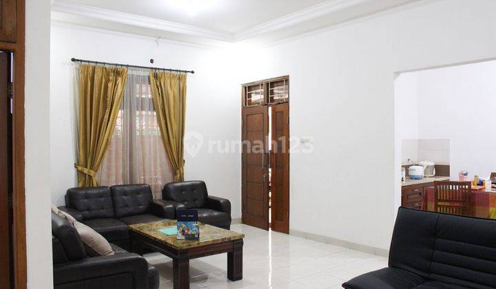 ruang tamu rumah 5 kamar tidur hadap