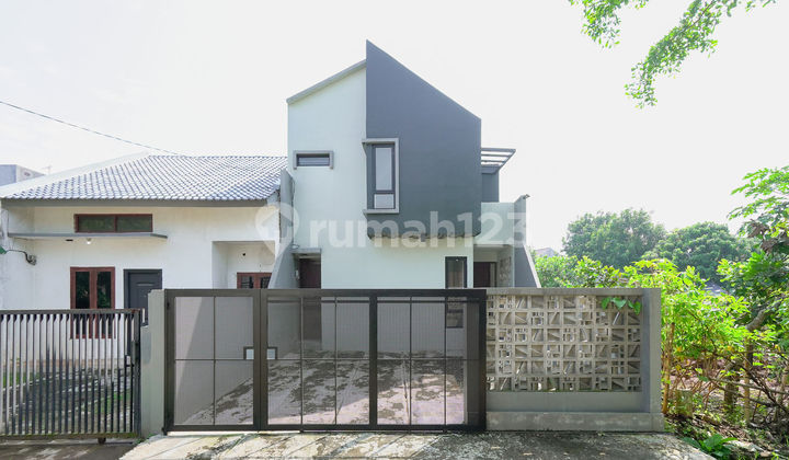 Minimalist 2 BR House in Bekasi 15 Minutes to Healthcare Facilities Flood-Free J35617