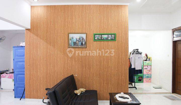 ruang tamu rumah 5 kamar tidur hadap