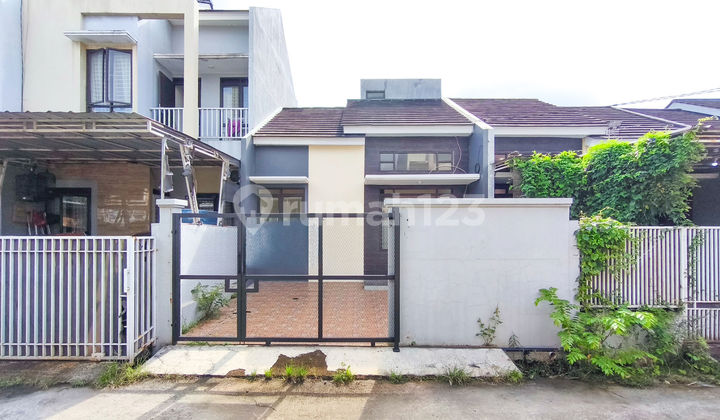 Ready-to-Occupy House 10 Minutes to Mitra Keluarga Hospital Pamulang, Eligible for Mortgage J39334 Ready-to-Occupy House 10 Minutes to Mitra Keluarga Hospital Pamulang, Eligible for Mortgage J39334