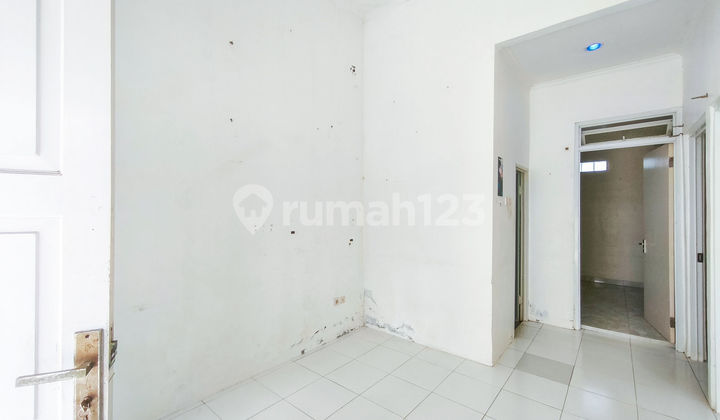 Minimalist House 18 Minutes to Ciawi Bus Terminal, SHM Facing North J39640 2