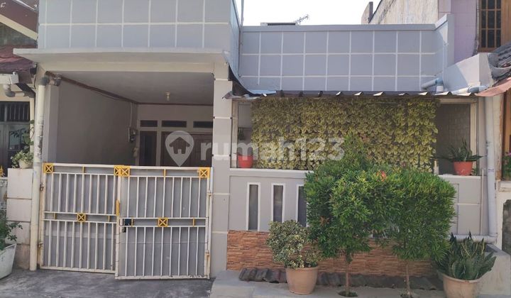 Minimalist House 15 Minutes to Terminal and Bekasi Station, KPR Available J44247