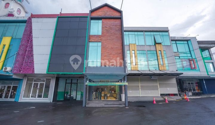 3-Story House Near Kukusan Toll Gate Ready to Occupy with KPR Assistance J-46477