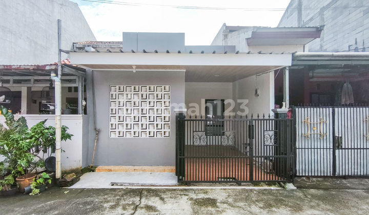 South-Facing House with SHM Certificate, 9 Minutes to Cibinong City Mall J34232 South-Facing House with SHM Certificate, 9 Minutes to Cibinong City Mall J34232