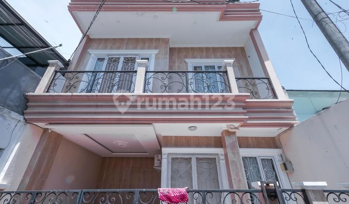 Rumah 3 Lt Strategis 5 Menit ke The Park Sawangan Dibantu KPR J-38329 Rumah 3 Lt Strategis 5 Menit ke The Park Sawangan Dibantu KPR J-38329