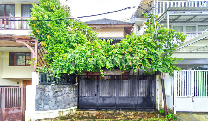 Land area 164 m², SHM certificate, 7 minutes to Living Plaza Ciputat, assisted with KPR J-40020.