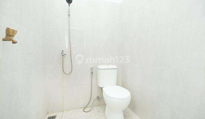 Rumah Hadap Selatan dekat Grand Wisata, Bekasi Semi Furnished J21347 2