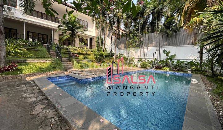 FOR RENT HOUSE NICE GARDEN AND POOL NUANSA VILLA DAN HARGA 720 JUTA DENGAN 5 BEDROOM DAN DEKAT SEKOLAH INTERNASIONAL DAN CAFE DAN RESTO DAN DEKAT KE MANA MANA LOKASI STRATEGIS BEBAS BANJIR AREA KEMANG JAKARTA SELATAN 1