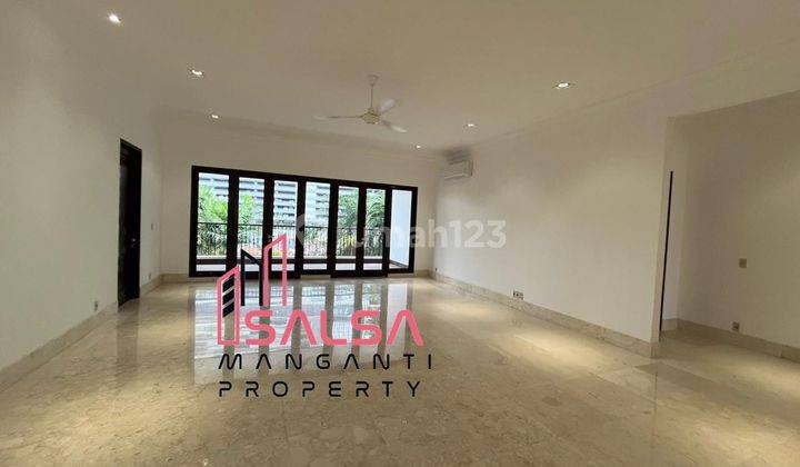 FOR RENT HOUSE NICE GARDEN AND POOL NUANSA VILLA DAN HARGA 720 JUTA DENGAN 5 BEDROOM DAN DEKAT SEKOLAH INTERNASIONAL DAN CAFE DAN RESTO DAN DEKAT KE MANA MANA LOKASI STRATEGIS BEBAS BANJIR AREA KEMANG JAKARTA SELATAN 2