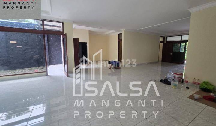Disewakan cepat  rumah bisa kantor ataunmultifunsi dan tempat tinggal harga 1 M dengan luas tanah 1400 meter parkiran 15 mobil area kemang  dekat Kemang raya jakarta Selatan  2