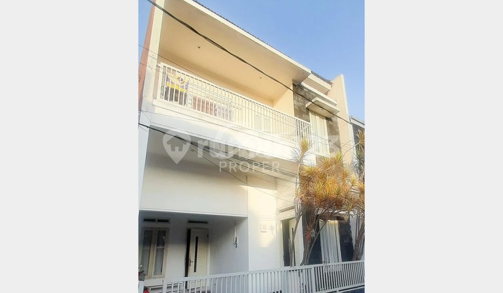 2-Story Villa Near Tourist Attractions in Junrejo Batu, East Java