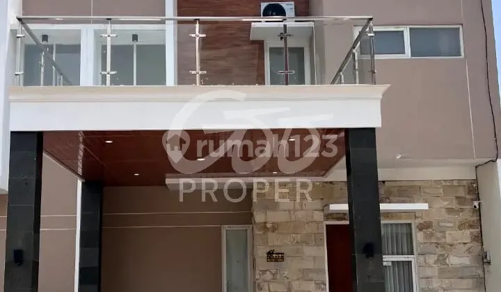 Villa dengan Kolam Renang Dekat Wisata Pesona Indah Kajang Batu SHM Siap Huni