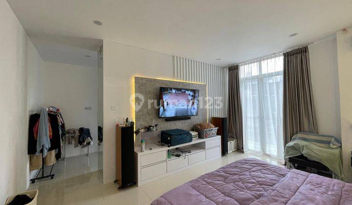 rumah 2 lantai bagus furnished jalan karya wisata komplek J city medan  2