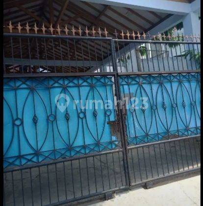 Rumah Sewa Bebas Banjir dengan Carport Luas di Utan Kayu 1