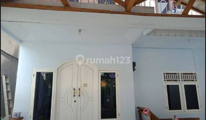 Rumah Sewa Bebas Banjir dengan Carport Luas di Utan Kayu 3
