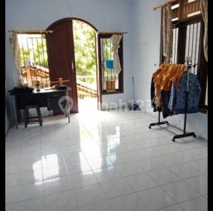 Rumah Sewa Bebas Banjir dengan Carport Luas di Utan Kayu 4