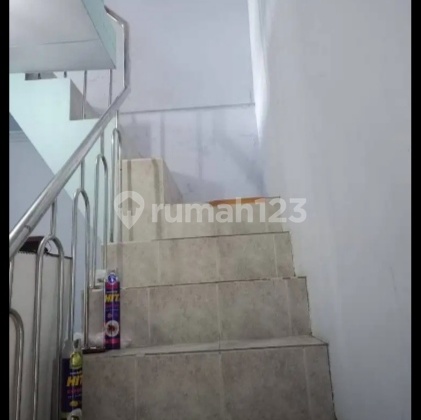 Rumah Sewa Bebas Banjir dengan Carport Luas di Utan Kayu 6