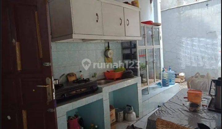 Rumah Sewa Bebas Banjir dengan Carport Luas di Utan Kayu 7