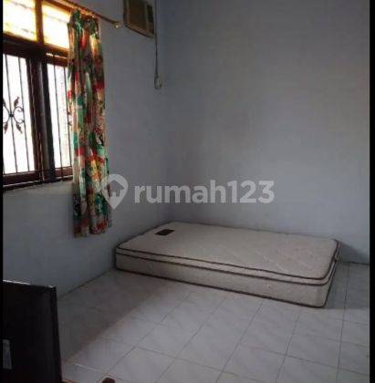 Rumah Sewa Bebas Banjir dengan Carport Luas di Utan Kayu 12
