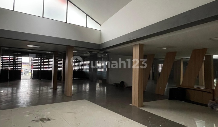 Strategic Business Space for Rent on Main Road Cihampelas