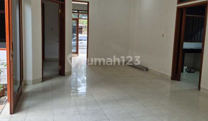 Disewakan Rumah Asri Terawat Singgasana Pradana Siap Huni