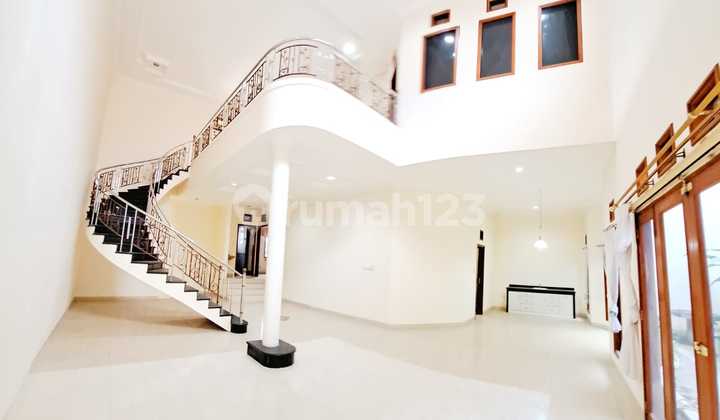 Dijual Rumah Kawasan Exclusive Setra Duta Main Road 