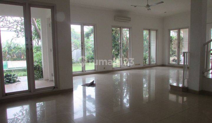 A 3 storey, 4 bedroom, stand alone house located in Cilandak, Jakarta with 3 bathrooms, 1 study, a pool and a yard. 1