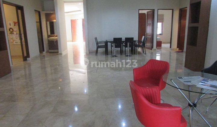 A 1 storey, 3 bedroom, stand alone house located in Cilandak, Jakarta with 3 bathrooms, 1 study, a pool and a yard. 1