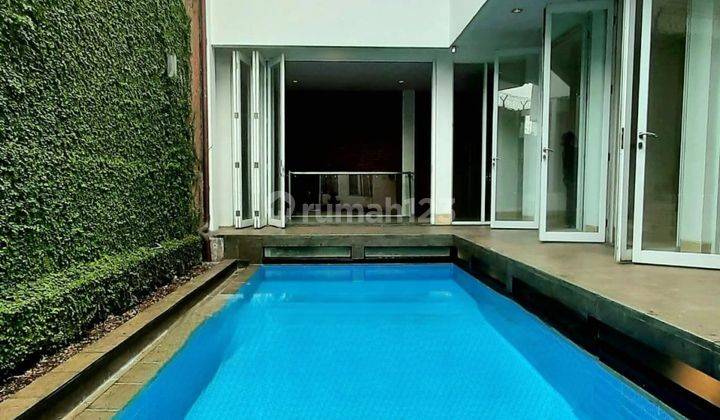 A 2 storey, 4 bedroom, stand alone house located in Pondok Indah, Jakarta with 4 bathrooms and a pool. 1