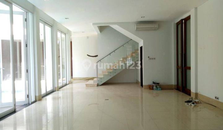 A 2 storey, 4 bedroom, stand alone house located in Pondok Indah, Jakarta with 4 bathrooms and a pool. 2