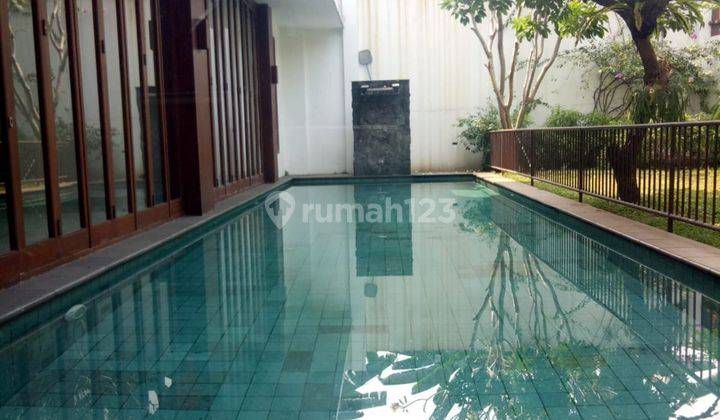 A 2 storey, 5+1 bedroom, compound house located in Cipete, Jakarta with 5 bathrooms, a pool and a yard. 1