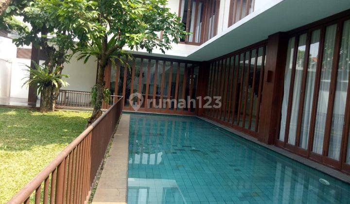 A 2 storey, 5+1 bedroom, compound house located in Cipete, Jakarta with 5 bathrooms, a pool and a yard. 2