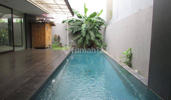 A 2 storey, 4 bedroom, stand alone house located in Pondok Indah, Jakarta with 4 bathrooms, a pool and a yard. 1