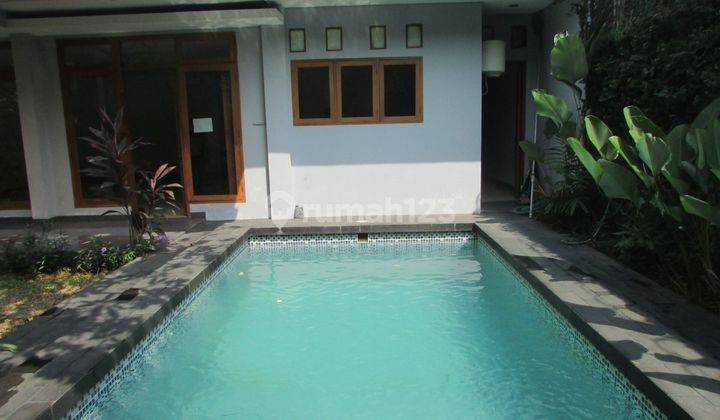 A 2 Storey, 4 Bedroom, Stand Alone House Located In Kemang, Jakarta With 4 Bathrooms, A Pool And A Yard. 2