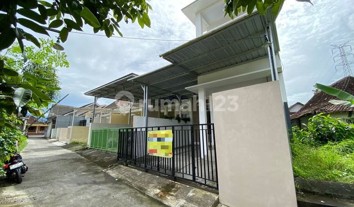 Jarang Ada! Rumah 2 Lantai 5 KT di Sleman Dekat Resto Jejamuran & Obelix Village Jarang Ada! Rumah 2 Lantai 5 KT di Sleman Dekat Resto Jejamuran & Obelix Village