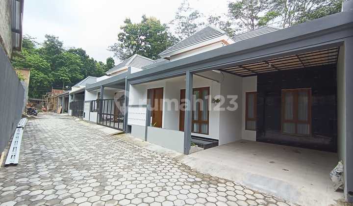 Ready-to-Occupy House in Ngemplak Sleman Starting from 700 Million with Furnishing Bonus! 2