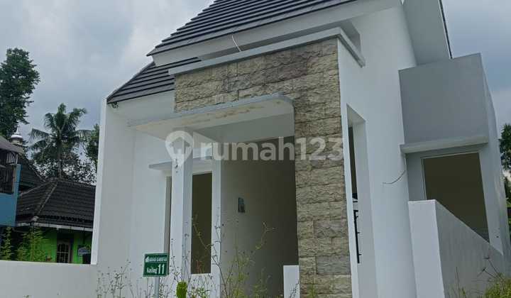 Asri House Sleman 2 Km from Magelang Road, Eligible for Mortgage. Asri House Sleman 2 Km from Magelang Road, Eligible for Mortgage.