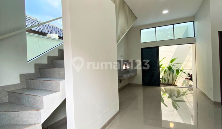 Luxurious 2-Story House Only 7 Minutes from Pakuwon Mall &amp; Culinary Sate Ratu 2