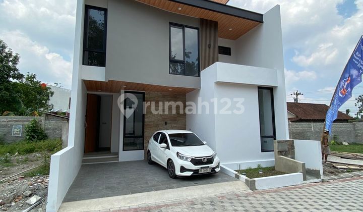 Luxurious 2-Story Residence in the Heart of Sleman's Development, Spacious Carport for 2 Cars