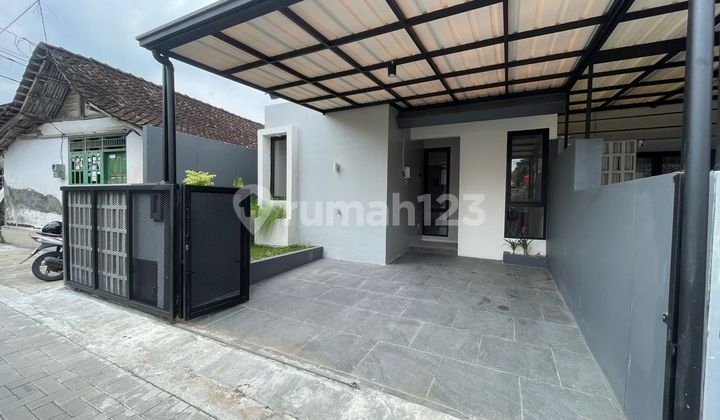 Harga Promo! Rumah Baru Modern Tropis di Sleman Kota - Free Pagar, Canopy, Hingga Kitchen Set! Harga Promo! Rumah Baru Modern Tropis di Sleman Kota - Free Pagar, Canopy, Hingga Kitchen Set!