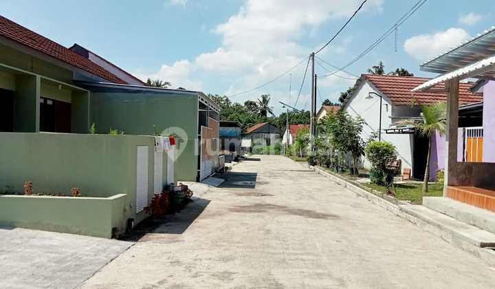 Rumah Modern Desain Menarik Ada Kanopi Pagar di Prambanan 2