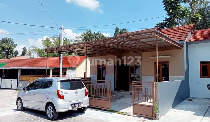 Rumah Modern Desain Menarik Ada Kanopi Pagar di Prambanan 1