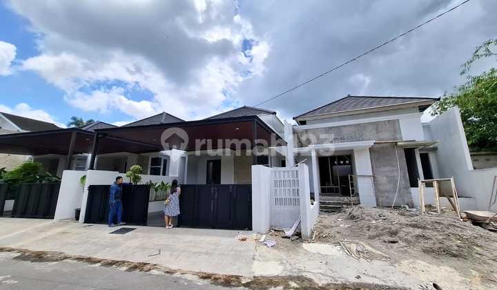Minimalist 1-Story House with Full Fence in North Jl Raya Tajem Promo 895M