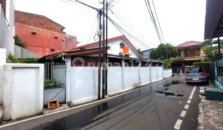 Jual Cepat, Rumah Posisi Hoek Strategis di Slipi 2