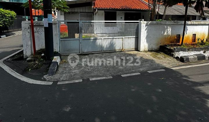 Jual Cepat, Rumah Posisi Hoek Strategis di Slipi