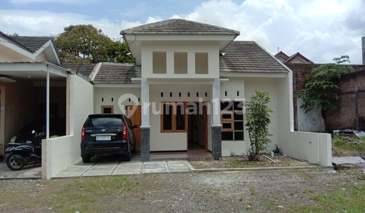 Rumah Dekat Pasar Godean, Siap Huni, Lt 100, Lb 50 1